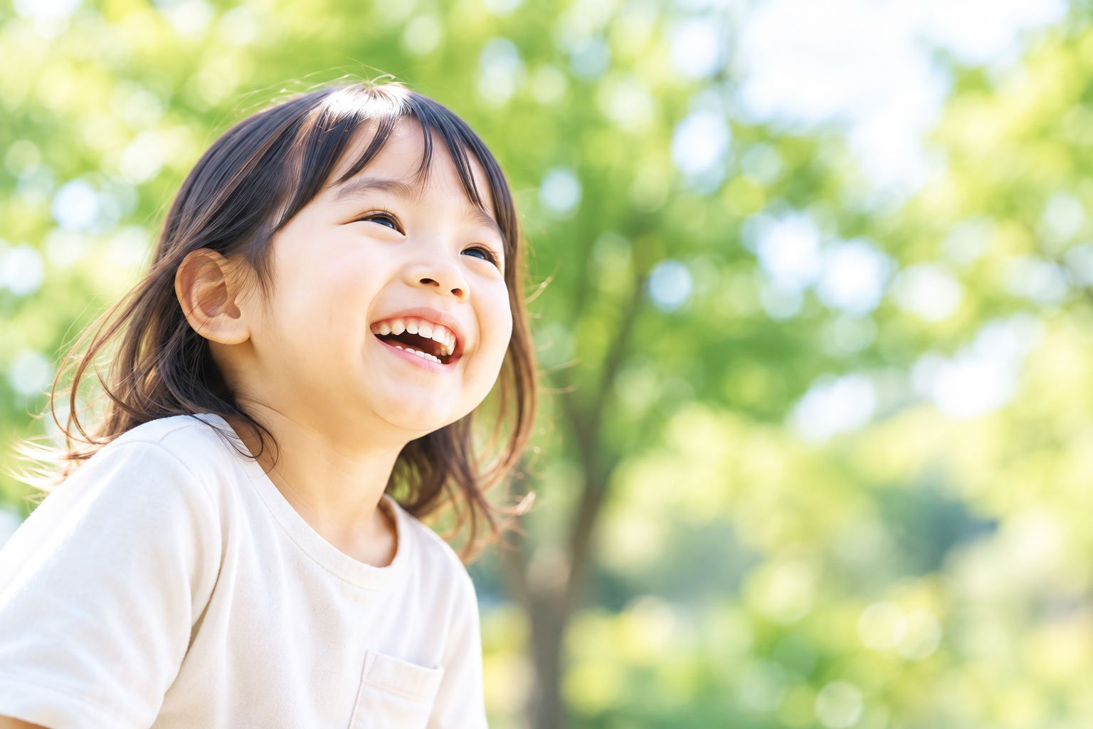 スタッフと笑顔で過ごす子ども